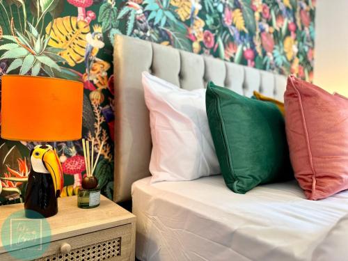 Chic 2BR Swinton Gem for Families & Couples Trafford Centre Nearby