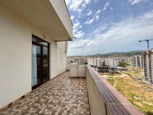 15th Floor flat with Fireplace & 3 big Balconies, Tbilisi (zdjęcie 8)