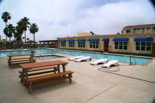 GV512 LUXURIOUS CONDO 3 min walk to beach, next Beach Park Isla Blanca