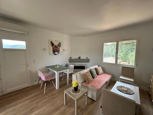 Magnifique appartement T3 rénové avec goût au coeur des vignes (Magnifique appartement T3 renove avec gout au coeur des vignes) in Cogolin