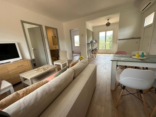 Magnifique appartement T3 rénové avec goût au coeur des vignes (Magnifique appartement T3 renove avec gout au coeur des vignes) in Cogolin