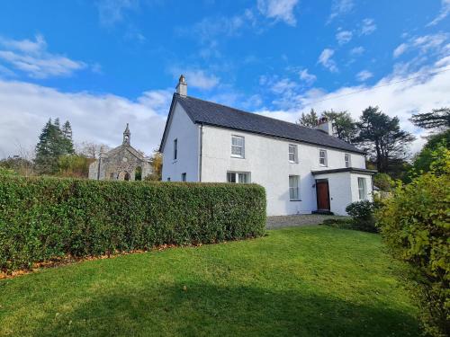 Glenrigh House - beautiful garden with old church ruin, Highland