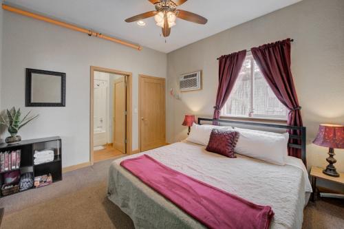 Dewdrop Condo - Spacious Studio For 2 By Beach! in Pepin, USA