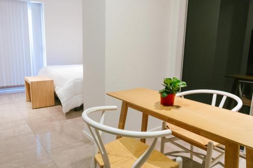 One-Bedroom Apartment image 4