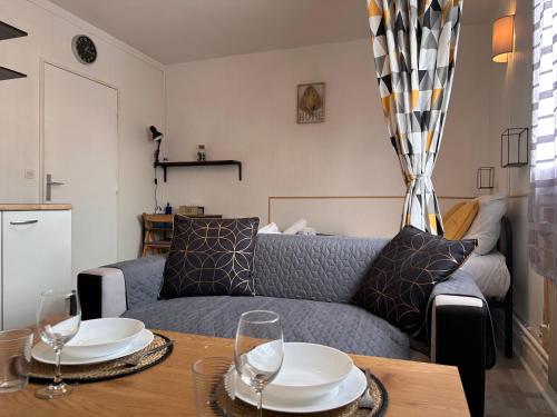 Studio 26m2 avec Parking privé - Le Central Élégance - BY PRIMO C0NCIERGERIE (ORLEANS CENTRE PROCHE GARE - Appartement fonctionnel Residence calme Parking prive gratuit - LE CENT) in Chateaudun-Bannier