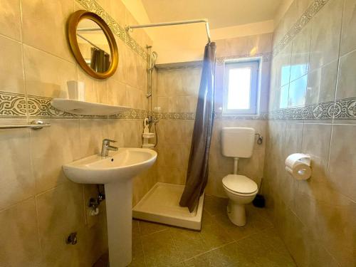 Studio Apartment with Sea View image 4