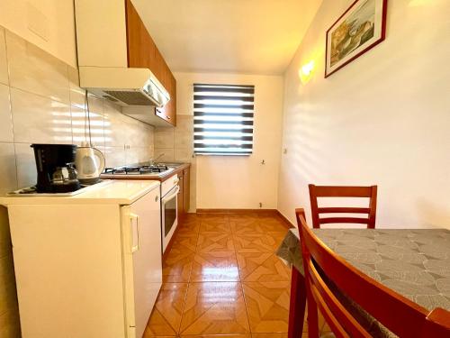 Studio Apartment with Sea View image 3
