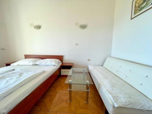 Studio Apartment with Sea View image 7
