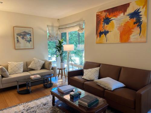 Near Stanford Luxury Retreat 1 Gigabit Fast WiFi Two Car Garage Masterbedroom King Size Bed Walk-in  – khách sạn tại Palo Alto