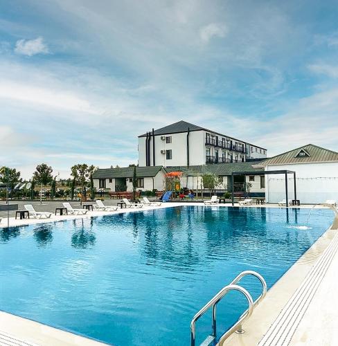 Zwembad, Karvan Sanatorium Naftalan in Naftalan