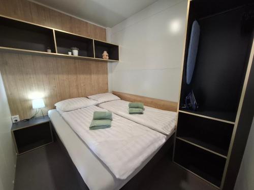 2 bedrooms, 3 beds