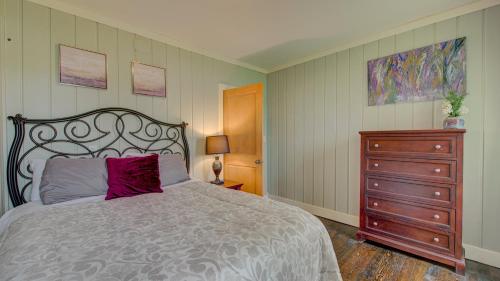 Blue Iris House - 5 Beds Walking Distance to Beach in Lake City, USA