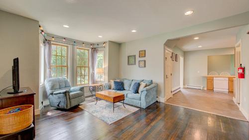 Blue Iris House - 5 Beds Walking Distance to Beach in Lake City, USA