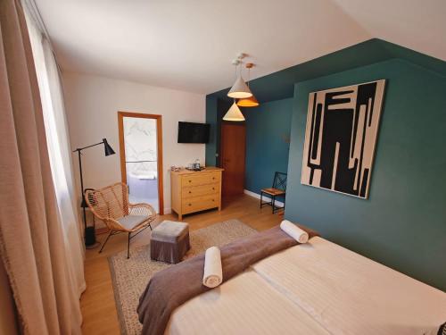 Deluxe Double Room with Bath image 6