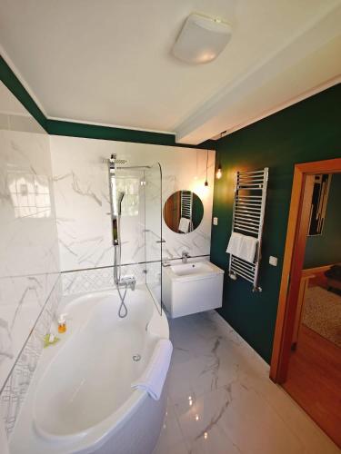 Deluxe Double Room with Bath image 8
