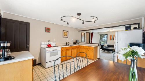 Fire Lily Apartment - 3 Blocks from Lake Pepin in Lake City, USA