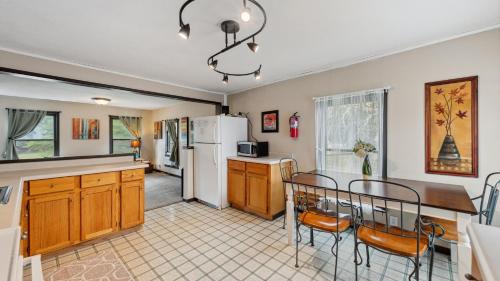Fire Lily Apartment - 3 Blocks from Lake Pepin in Lake City, USA