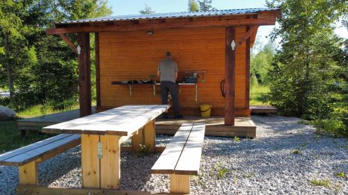 virtuve, Marika Puhkeküla - Nurgatalu Öömaja "shared bathroom" (Marika Puhkekula - Nurgatalu Oomaja "shared bathroom") in Nova Vald
