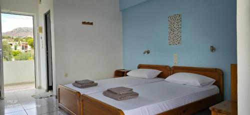 2 twin beds