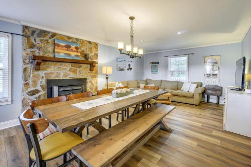 Lake Sinclair Retreat with Big Water Views and Dock! in Madison (Giorgia)