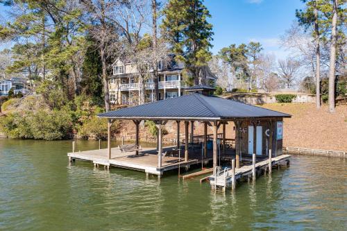 Lake Sinclair Retreat with Big Water Views and Dock! in Madison (Giorgia)