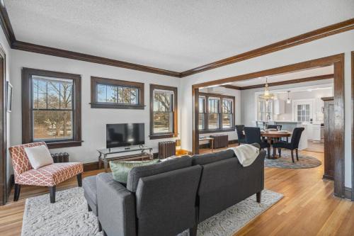 . Garden Apt, Majestic MPLS Duplex