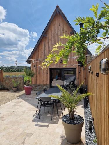 Terraza/balcón, Chalet industriel avec filet et spa in Montbazon