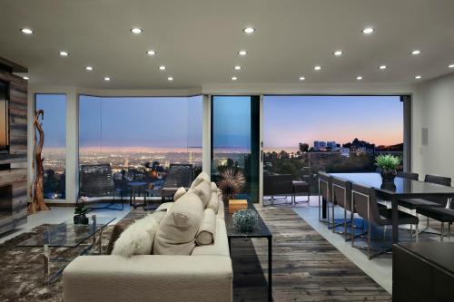 5M Modern Jetliner Skyhigh City Views in Los Angeles, USA