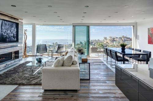 5M Modern Jetliner Skyhigh City Views in Los Angeles, USA