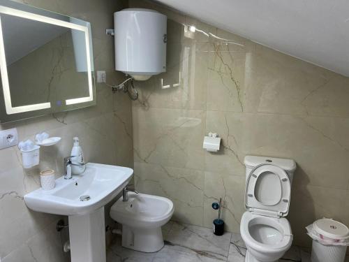 Deluxe Double Room with Balcony image 4