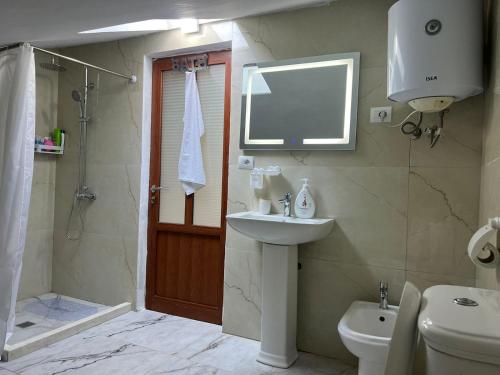 Deluxe Double Room with Balcony image 3