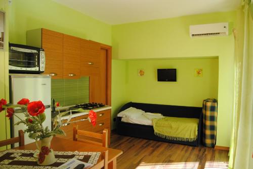 1 queen bed, 1 sofa bed
