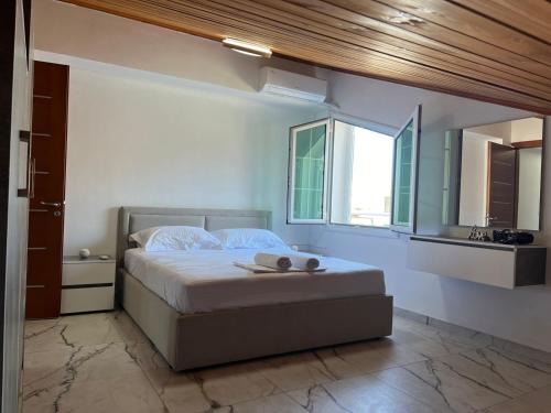 Deluxe Double Room with Balcony image 5