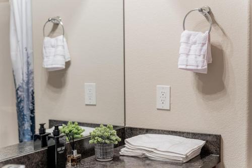 4210 Y1 cozy 3BR near Pelican Island Seawolf PKWY in Galveston, USA