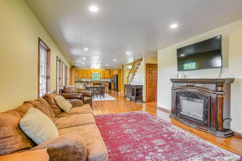 Quiet Family Cabin in Hamden Hot Tub and Game Room!