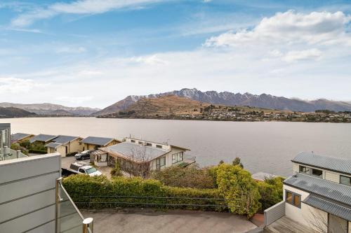 Point View lake and mountain views close to CBD - image 4