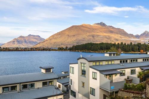 Point View lake and mountain views close to CBD - image 2