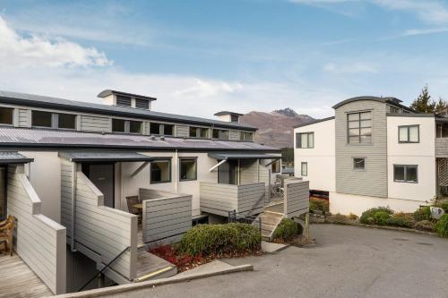 Point View lake and mountain views close to CBD - image 2