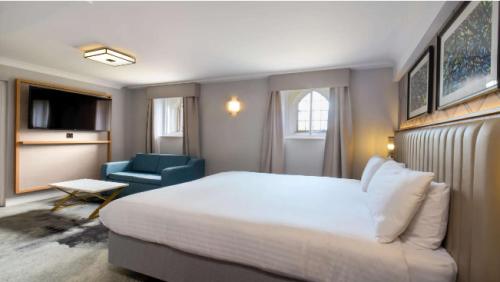 1 king bed, 2 twin beds, 1 sofa bed