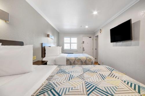 Queen Room with Two Queen Beds - Disability Access - Non-Smoking