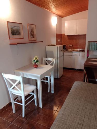 Zero-Bedroom Studio with Balcony and Sea View image 6