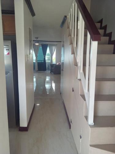 Sea Breeze Penthouse Apartment near สนามบินนานาชาตินอร์แมน แมนลีย์