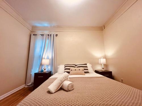 Farmhouse 15-min Walk to the Falls Sleeps 12 in Niagara Falls, USA