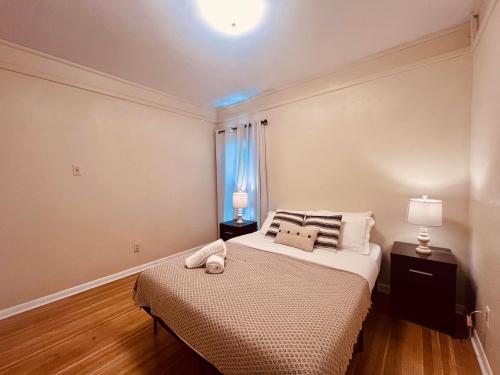 Farmhouse 15-min Walk to the Falls Sleeps 12 in Niagara Falls, USA