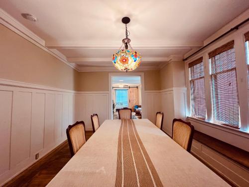Farmhouse 15-min Walk to the Falls Sleeps 12 in Niagara Falls, USA