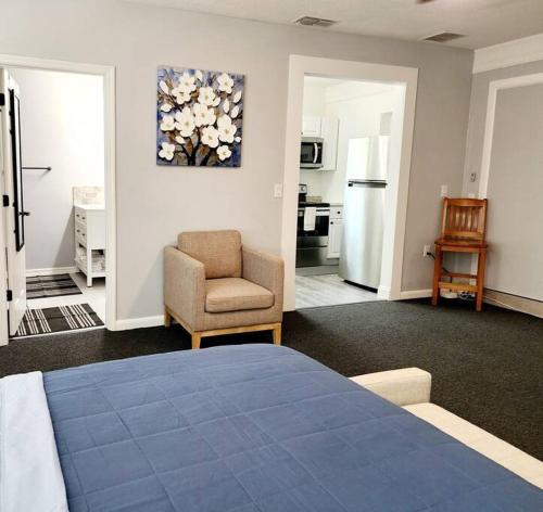 blue door house grand studio in Lakeland, USA