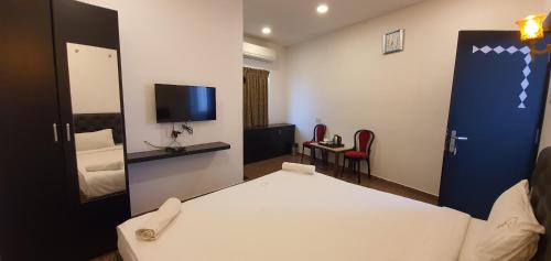 Standard Double Room image 7