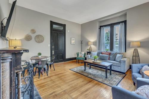 Ross & Ashleys Retreat 117 Marion St, #1 in Clarksville, USA