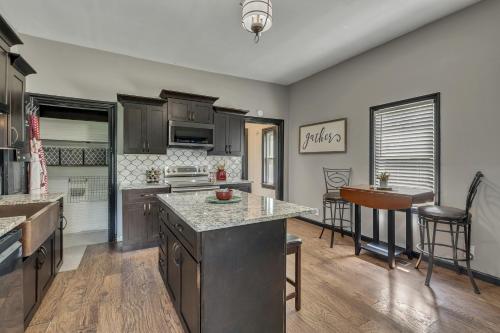 Ross & Ashley's Retreat (117 Marion St #1) - image 8