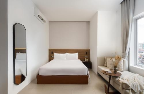 Deluxe Double Room with Balcony image 4